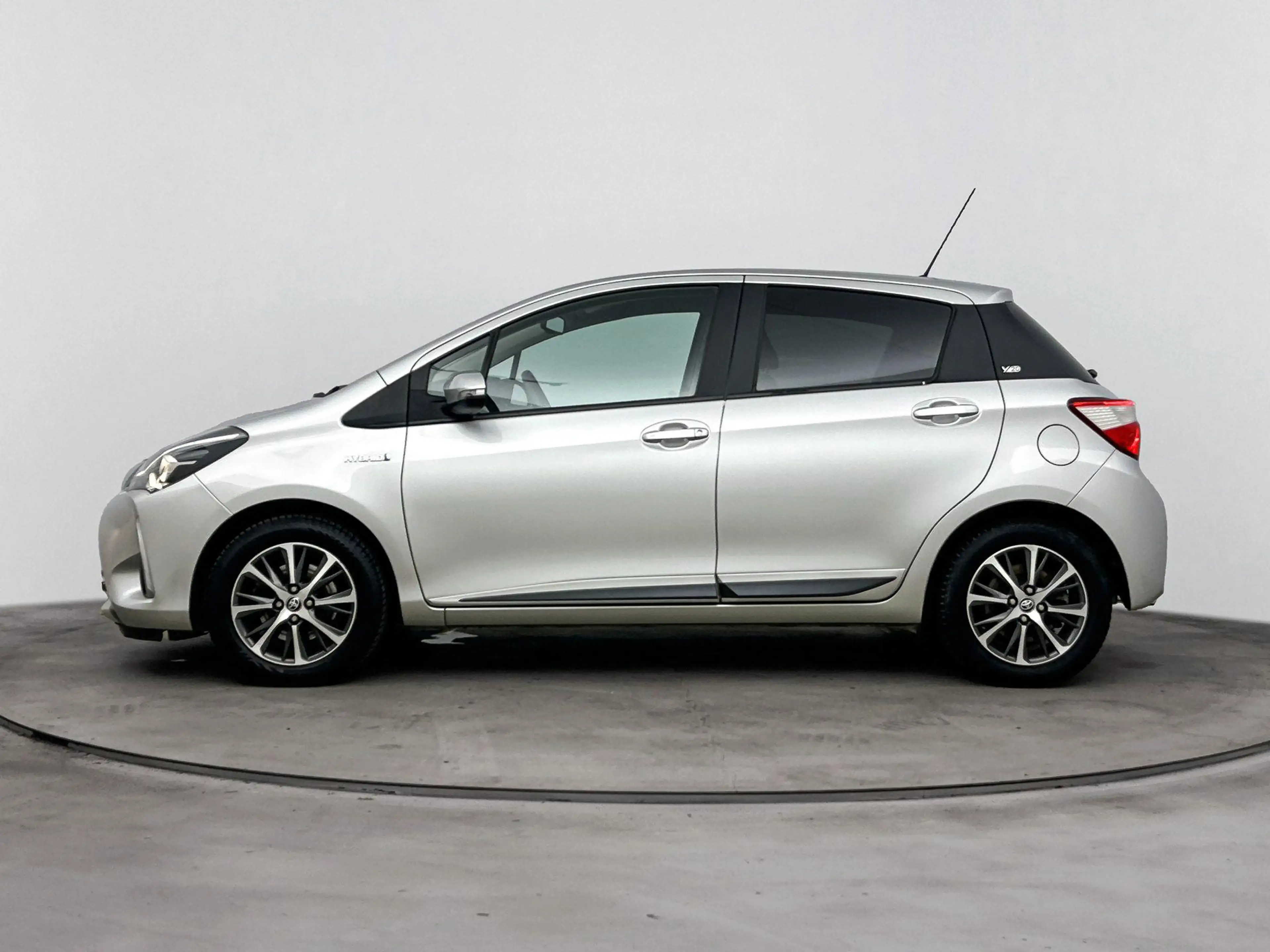 Toyota Yaris 1.5 HYBRID Y20 LIMITED | ALL SEASONS | PDC | CAMER — photo 3
