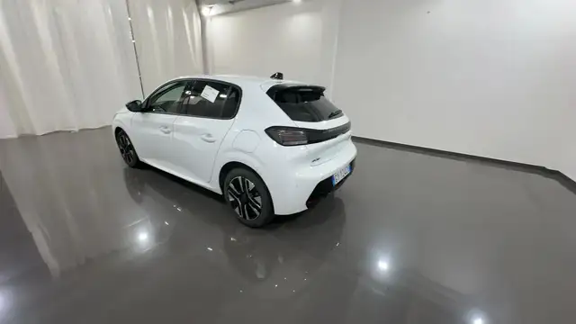 Peugeot 208 view 3