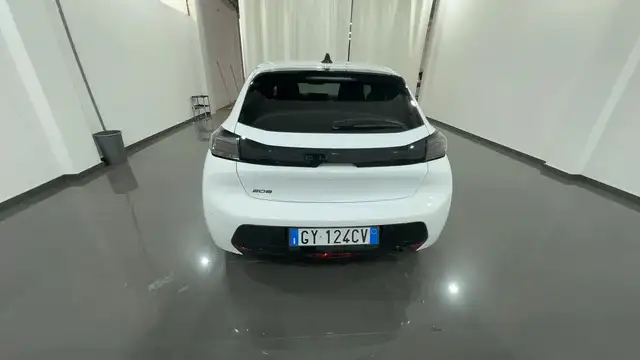 Peugeot 208 view 5