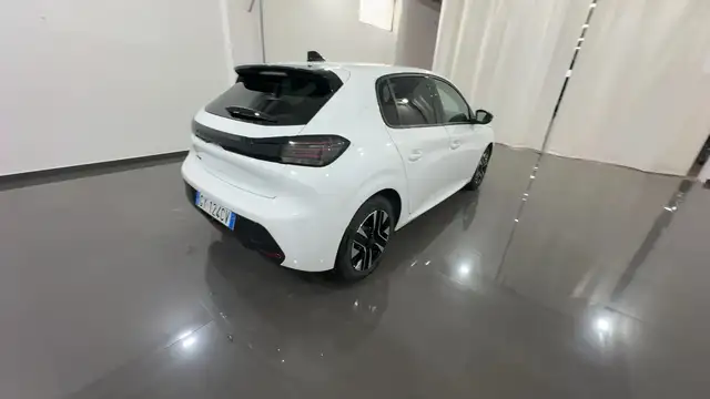 Peugeot 208 view 4