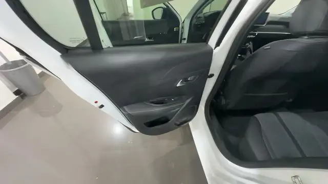Peugeot 208 view 12