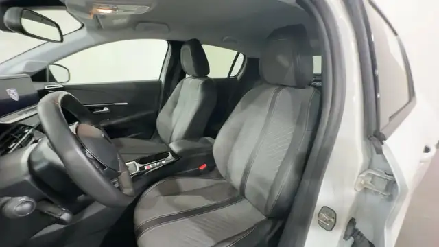 Peugeot 208 view 11
