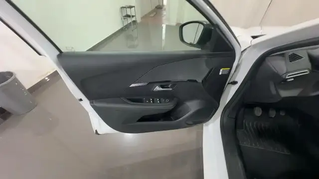 Peugeot 208 view 10