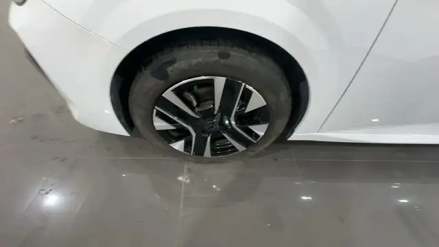 Peugeot 208 view 9