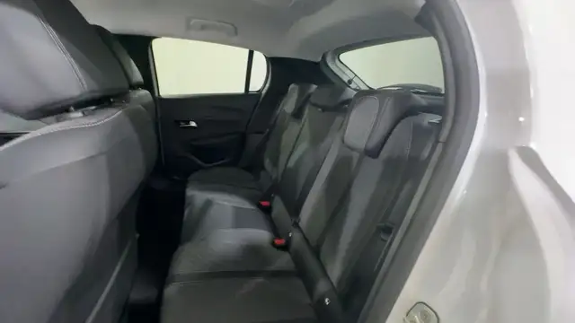 Peugeot 208 view 13