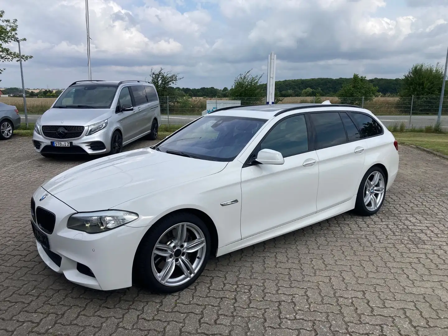 BMW 530 d Touring/M-Paket/Head up/Keyless/AHK/Pano Weiß - 1