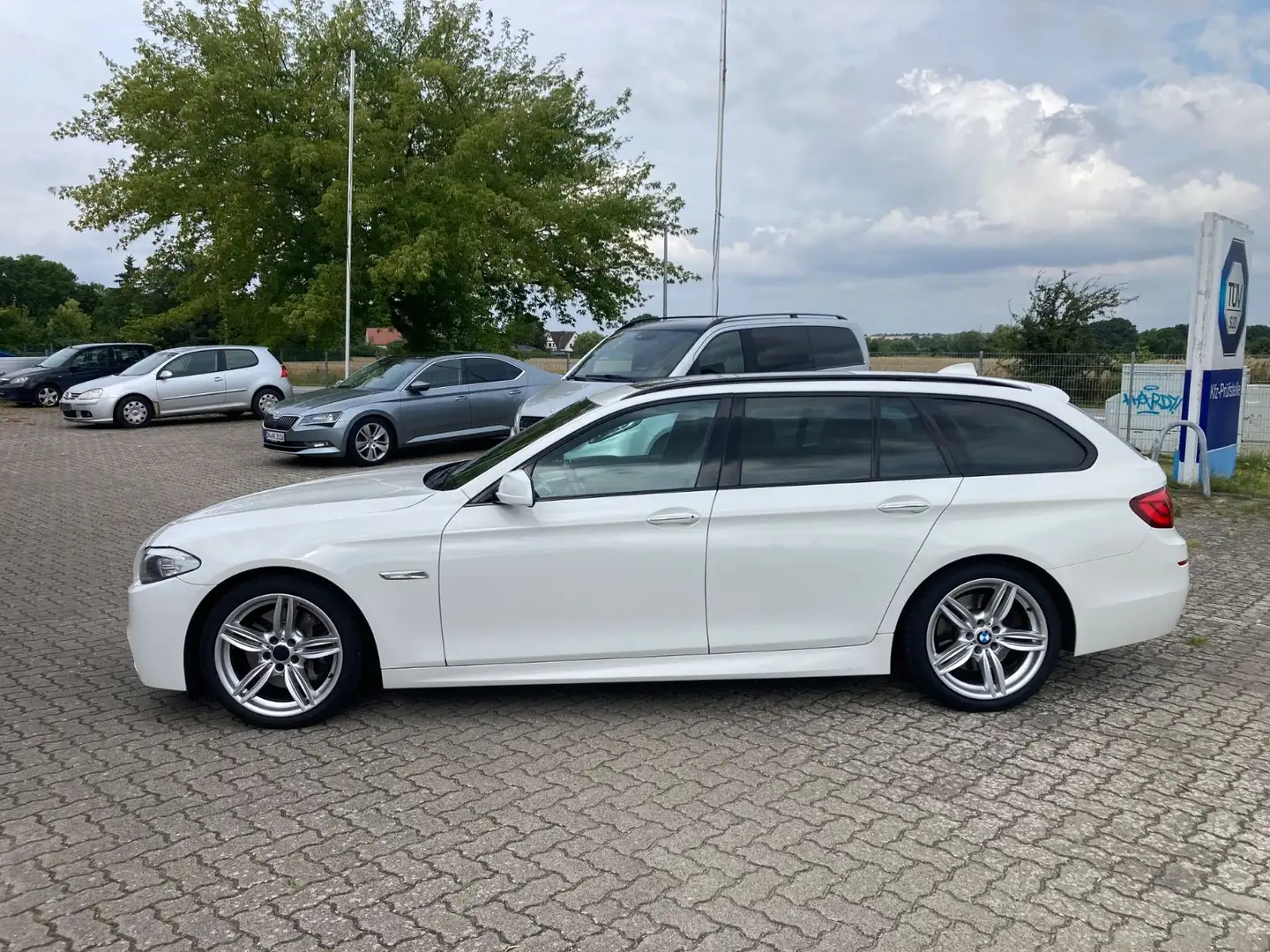BMW 530 d Touring/M-Paket/Head up/Keyless/AHK/Pano Weiß - 2