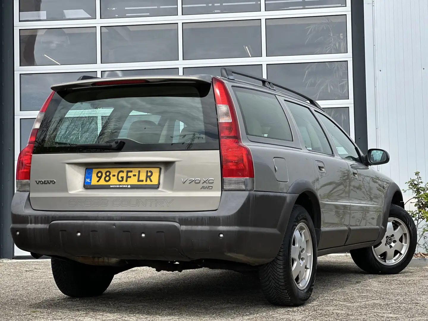 Volvo V70 Cross Country 2.4 T Comfort Line 200PK | 5-Cillind Бежевий - 2