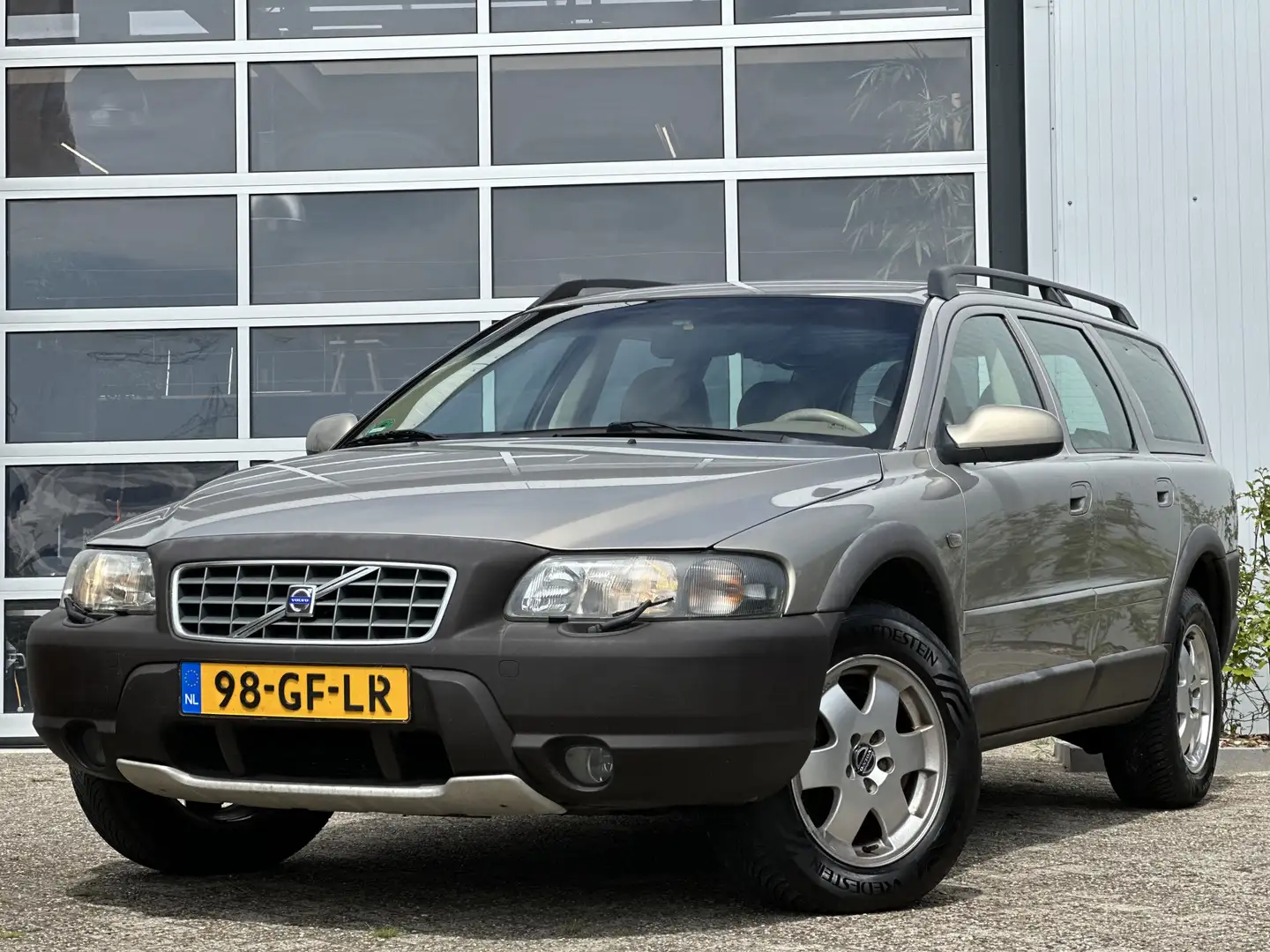 Volvo V70 Cross Country 2.4 T Comfort Line 200PK | 5-Cillind Бежевий - 1