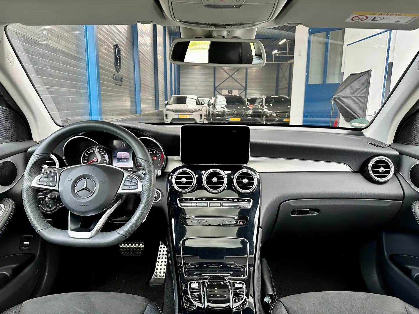 Mercedes-Benz GLC 250 4MATIC AMG-LINE/LED/PANO/LEER+S.VERWARMING/CAM/LIN Grijs - 2