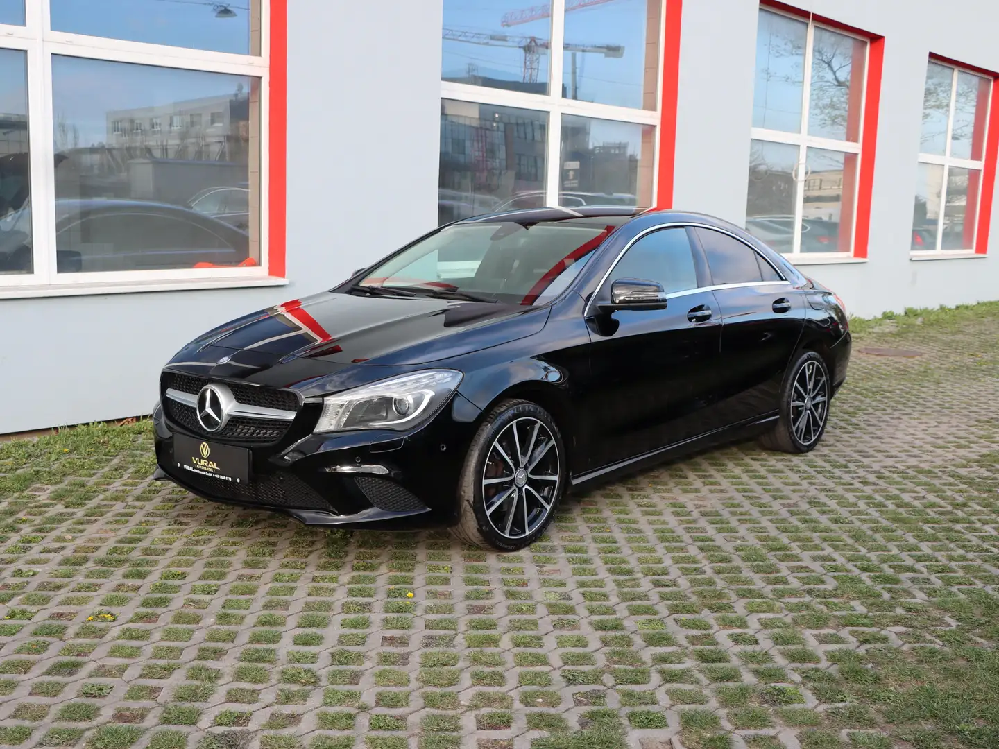 Mercedes-Benz CLA 200 CLA 200 CDI / d (117.308) Schwarz - 2