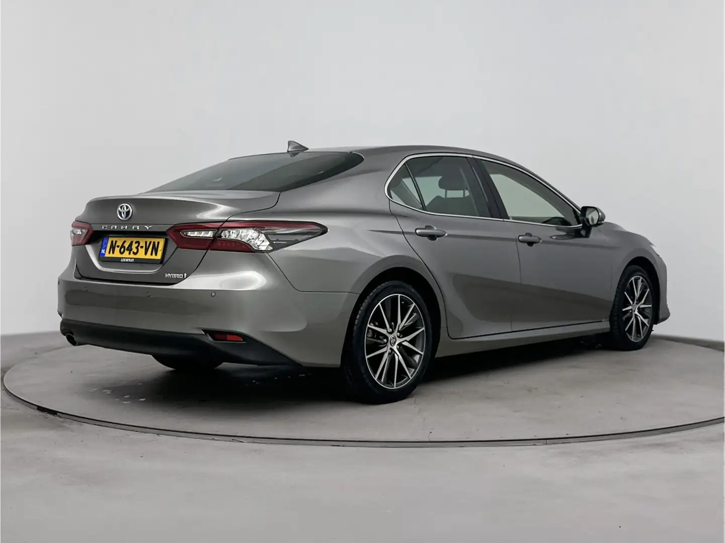 Toyota Camry 2.5 Hybrid Premium | NL-Auto | Navigatie | 360° Ca Gris - 2