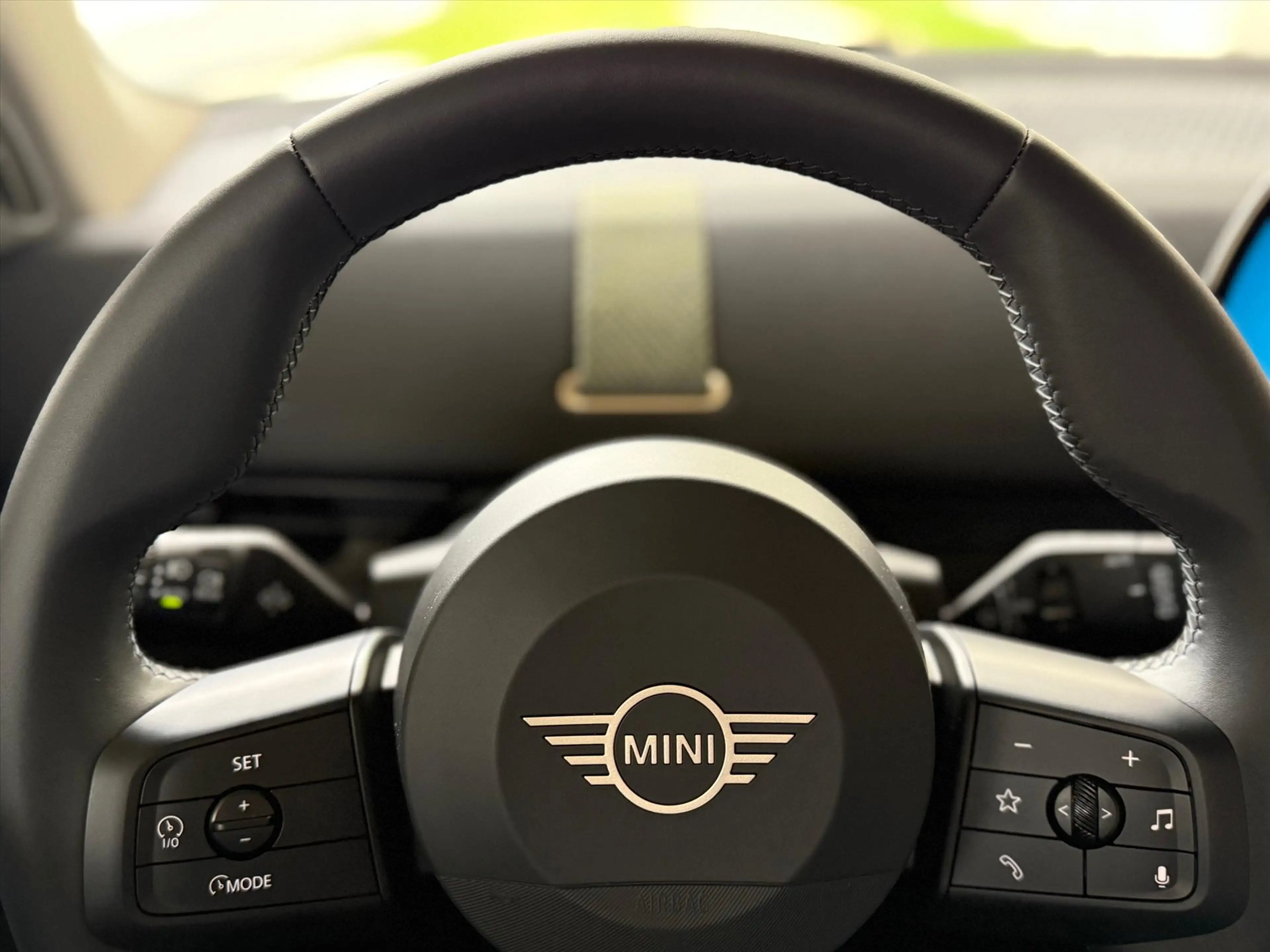 MINI Aceman Mini (j05) 42,5 kWh Essential camera — photo 11
