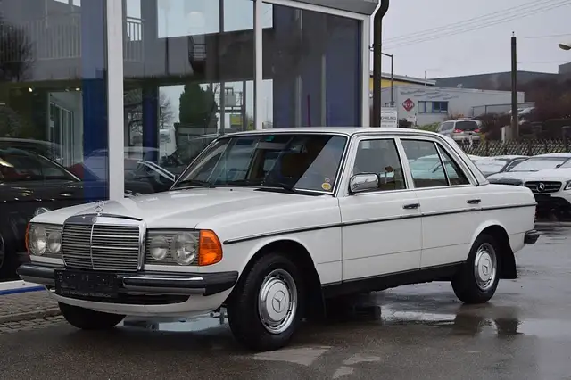 Mercedes-Benz 200 view 2