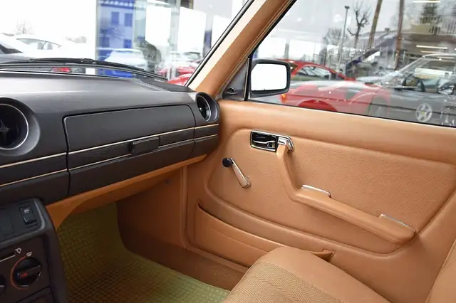 Mercedes-Benz 200 view 10
