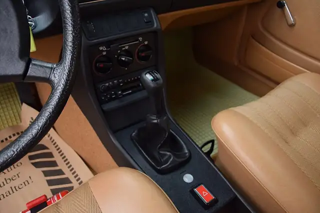 Mercedes-Benz 200 view 6