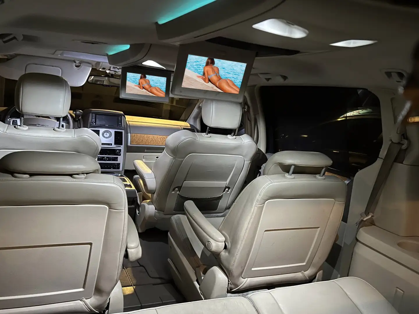 Chrysler Town & Country Grand 4.0i V6 Stow & Go Leer Dvd Tv 7pers Inr Mog Schwarz - 2