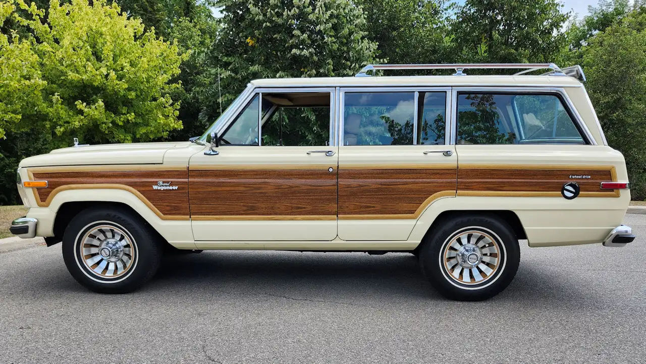 Jeep Wagoneer снимка Jeep Wagoneer