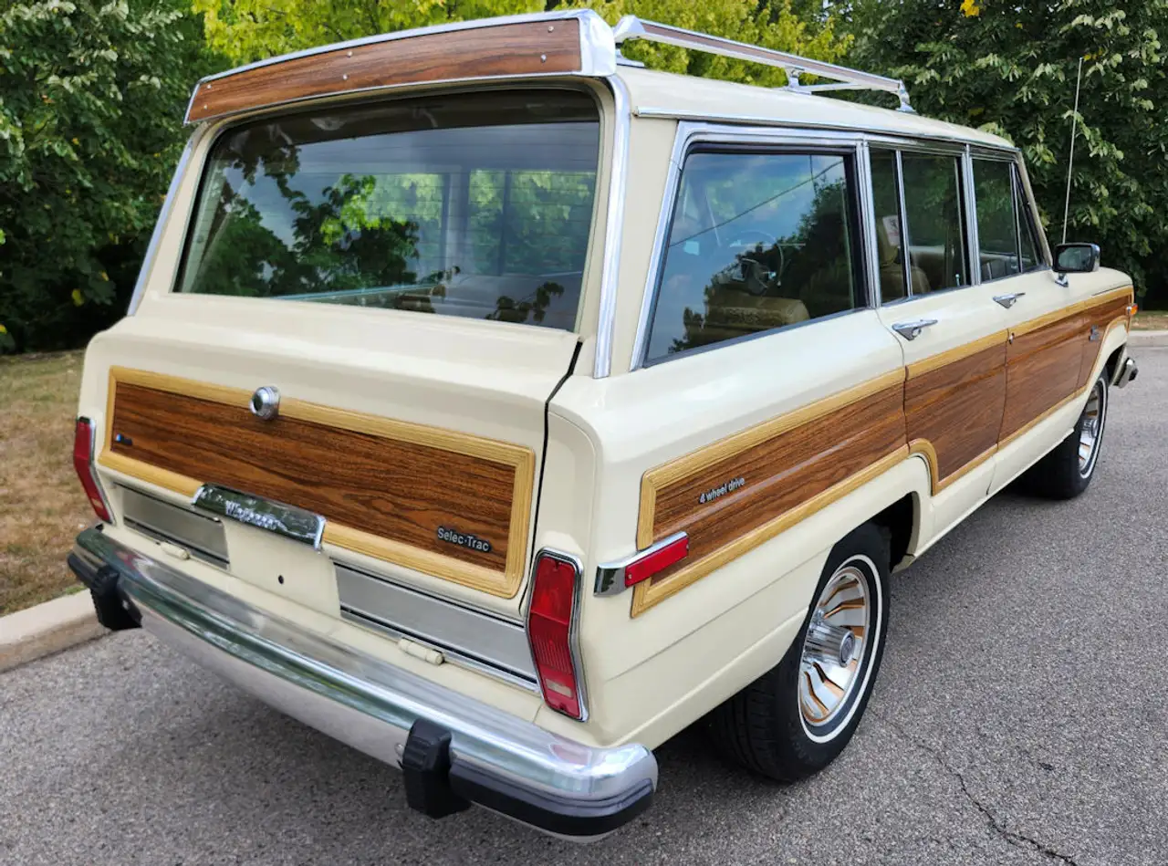 Jeep Wagoneer снимка Jeep Wagoneer