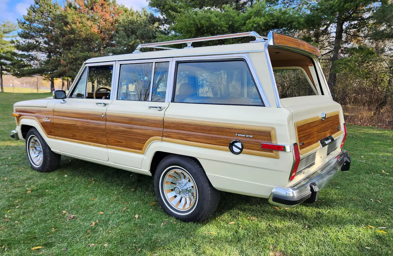 Jeep Wagoneer снимка Jeep Wagoneer