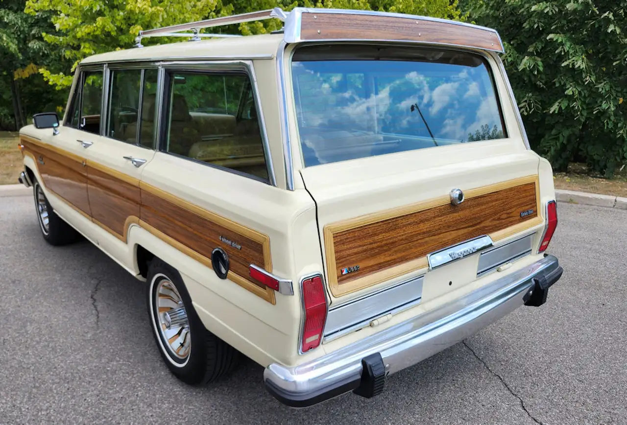 Jeep Wagoneer снимка Jeep Wagoneer