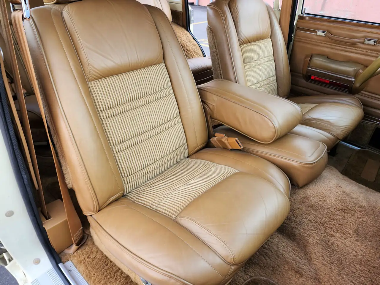 Jeep Wagoneer снимка Jeep Wagoneer