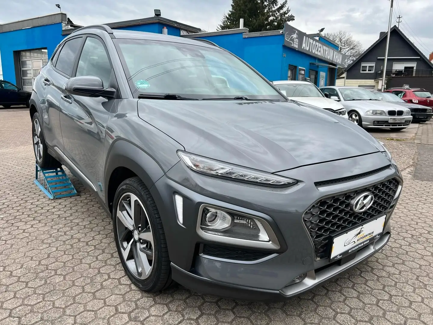 Hyundai KONA Premium 4WD HUD/LED/NAVI/SHZ/KAMERA Grau - 1