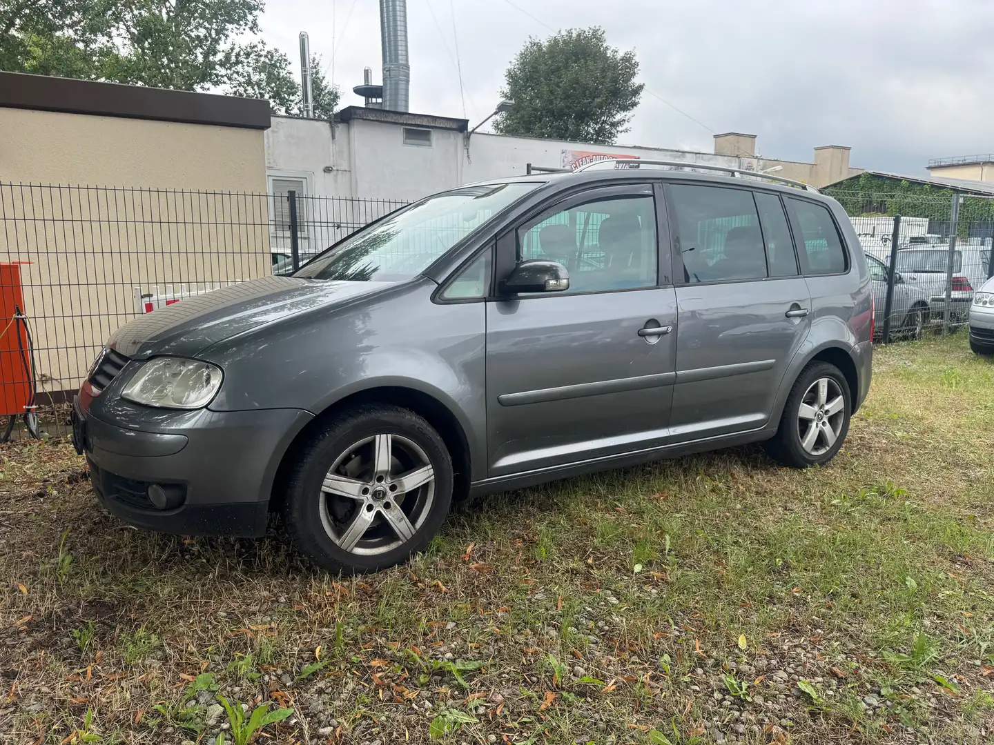 Volkswagen Touran Highline Gris - 1