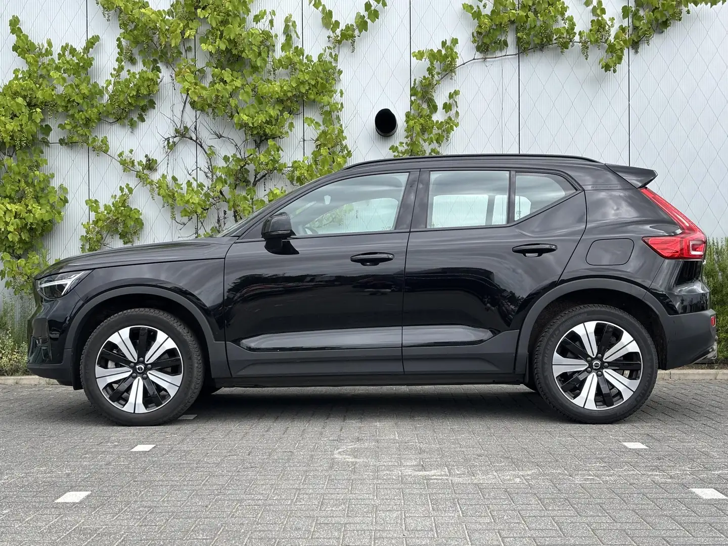 Volvo XC40 Recharge Core 70 kWh | Stoel + Stuurverwarming | W Zwart - 2