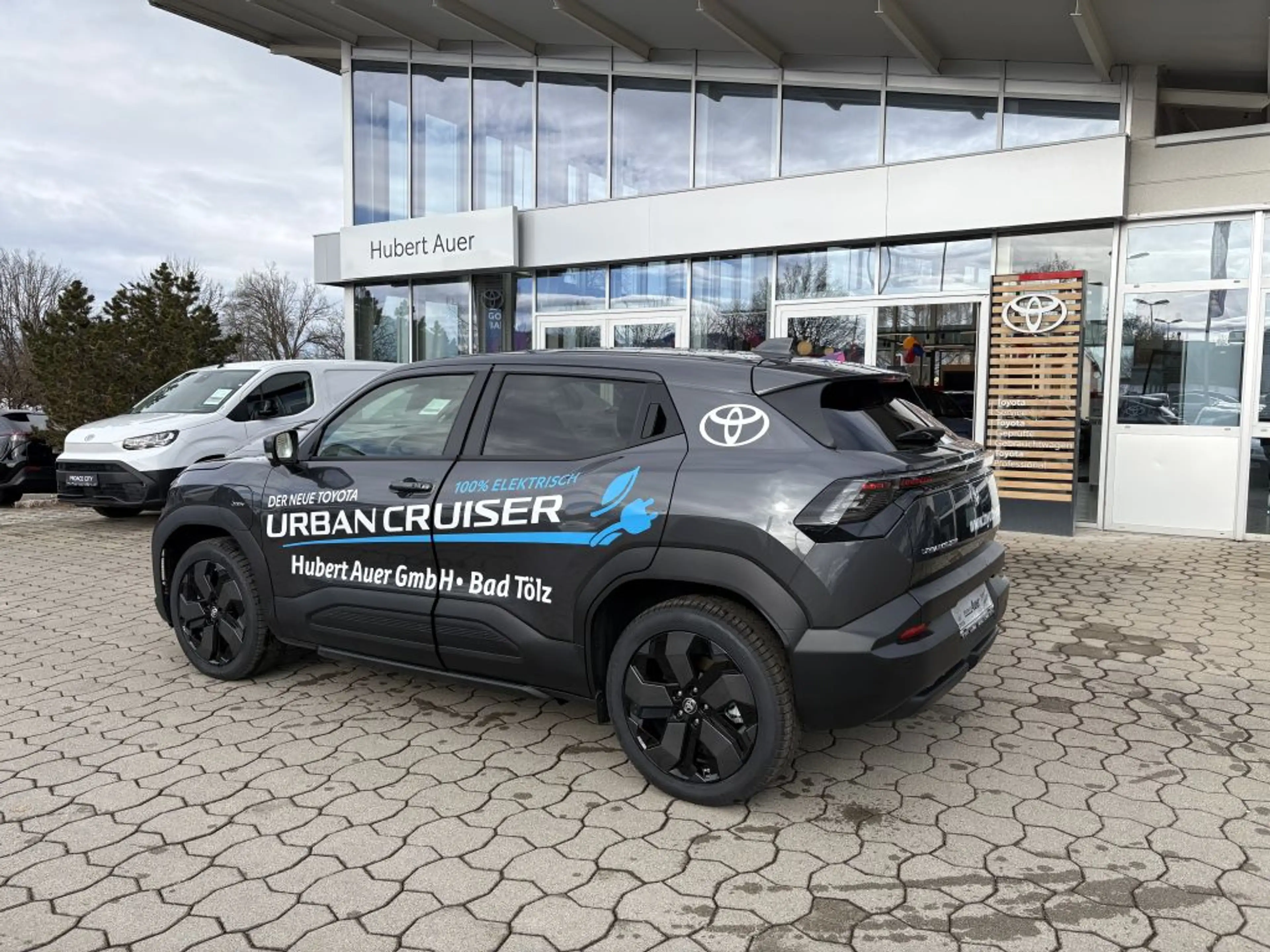 Toyota Urban Cruiser 61kWh *Lounge* — photo 3