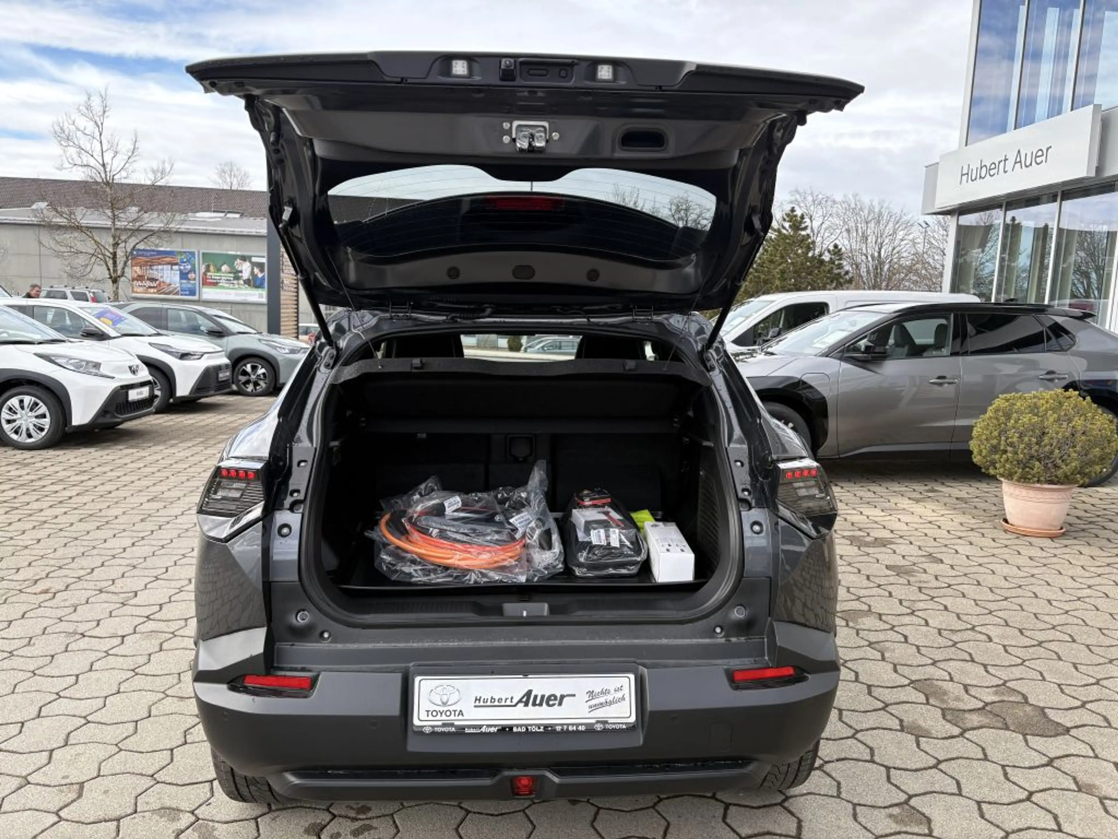 Toyota Urban Cruiser 61kWh *Lounge* — photo 5