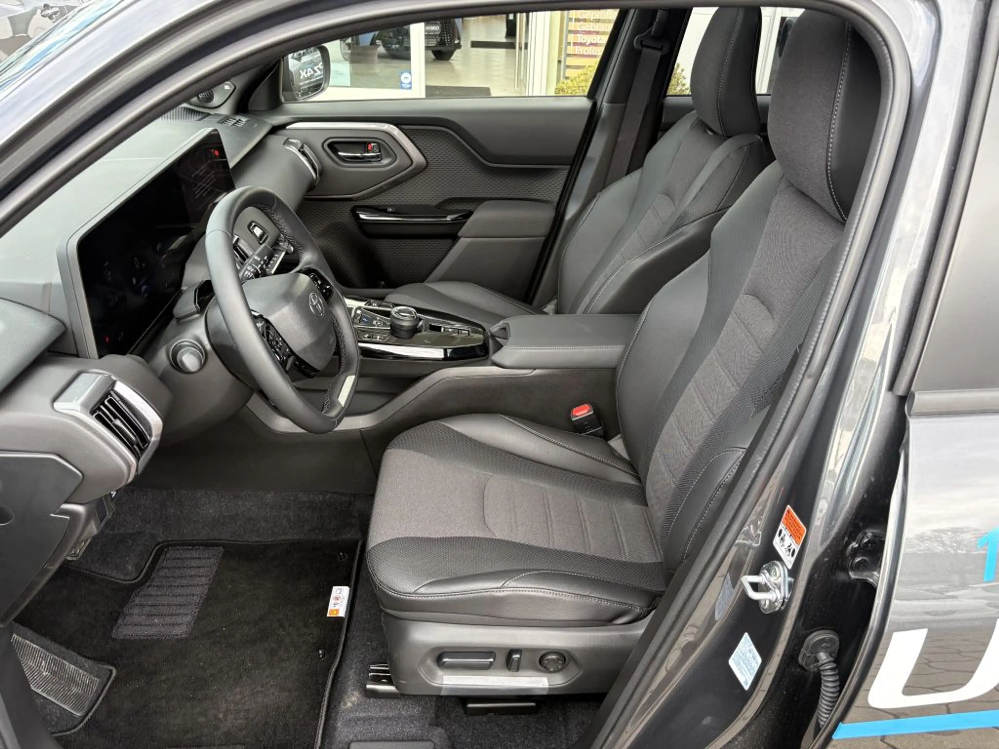 Toyota Urban Cruiser 61kWh *Lounge* — photo 10