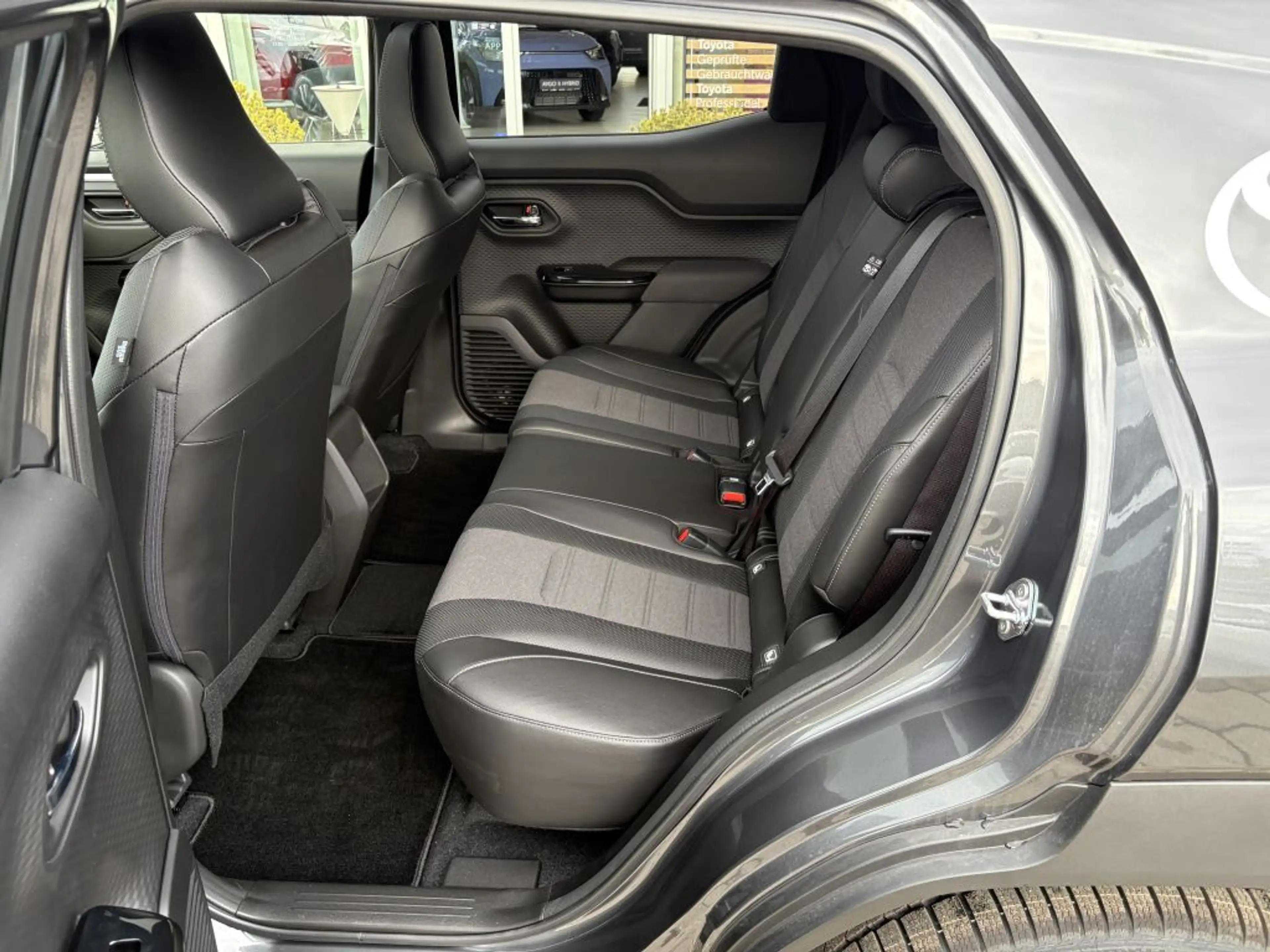 Toyota Urban Cruiser 61kWh *Lounge* — photo 11