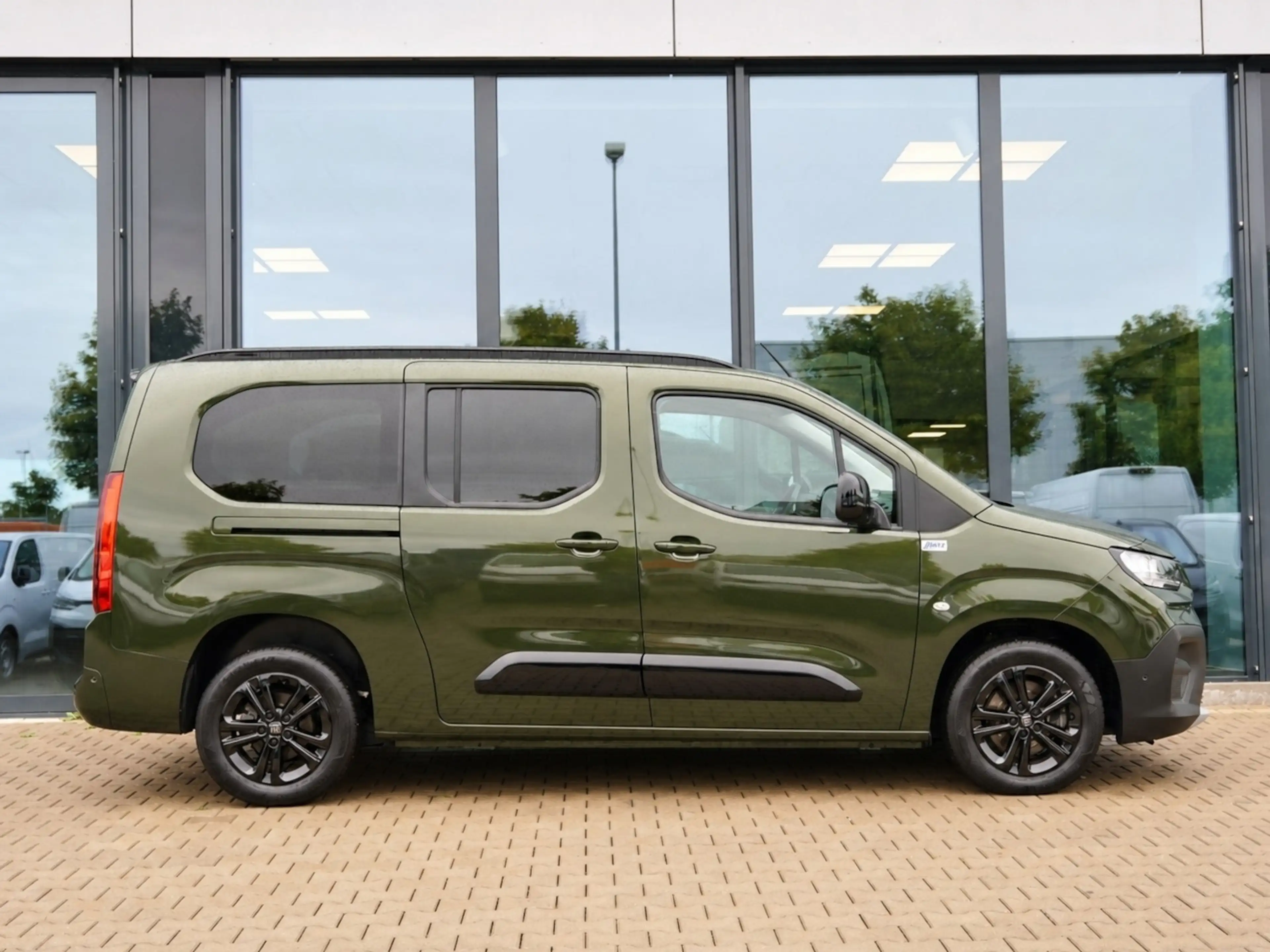 Fiat Doblo Maxi Kombi 130 AT 7-Sitzer + 10-Zoll-Navi — photo 3