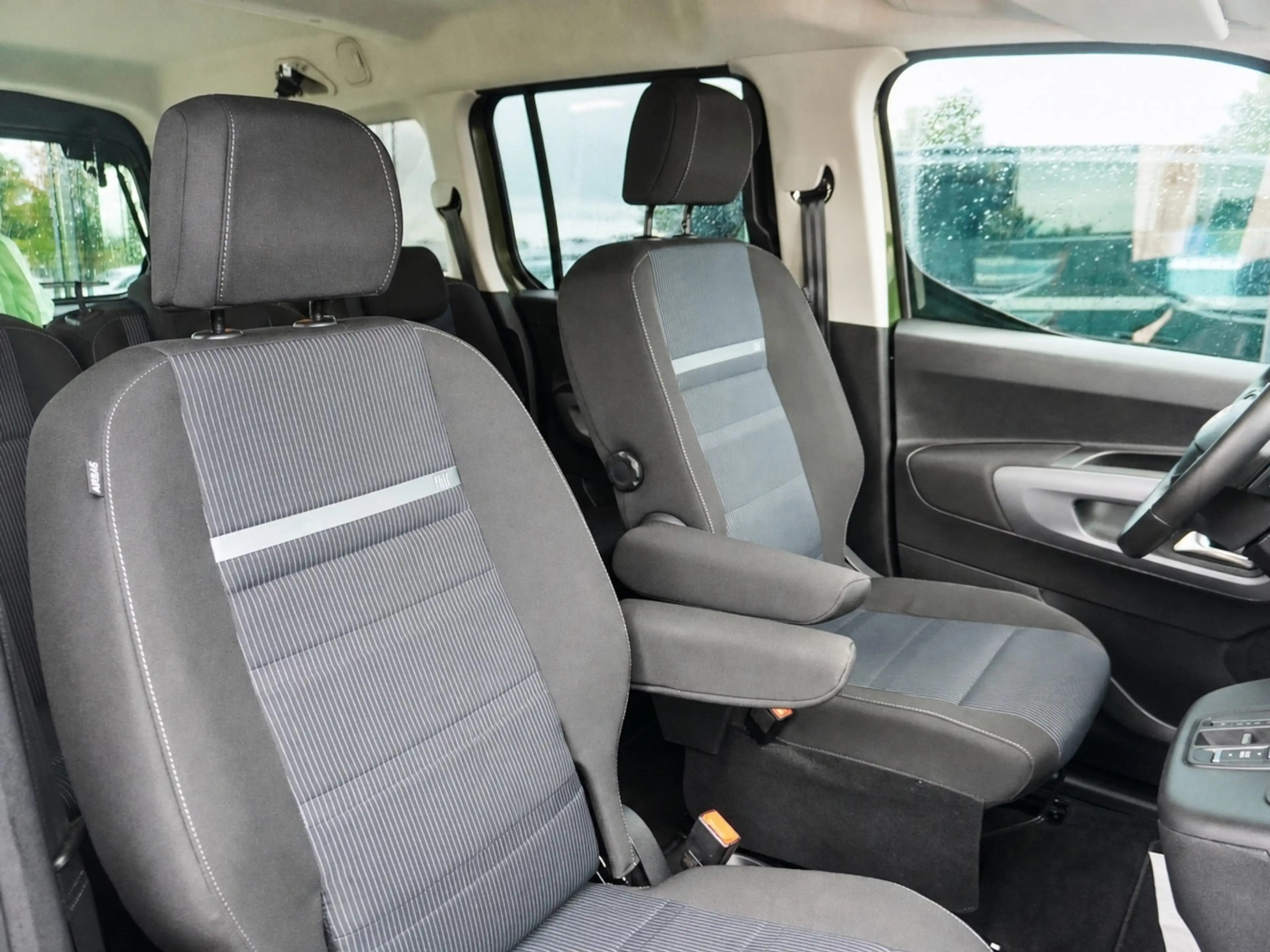Fiat Doblo Maxi Kombi 130 AT 7-Sitzer + 10-Zoll-Navi — photo 13