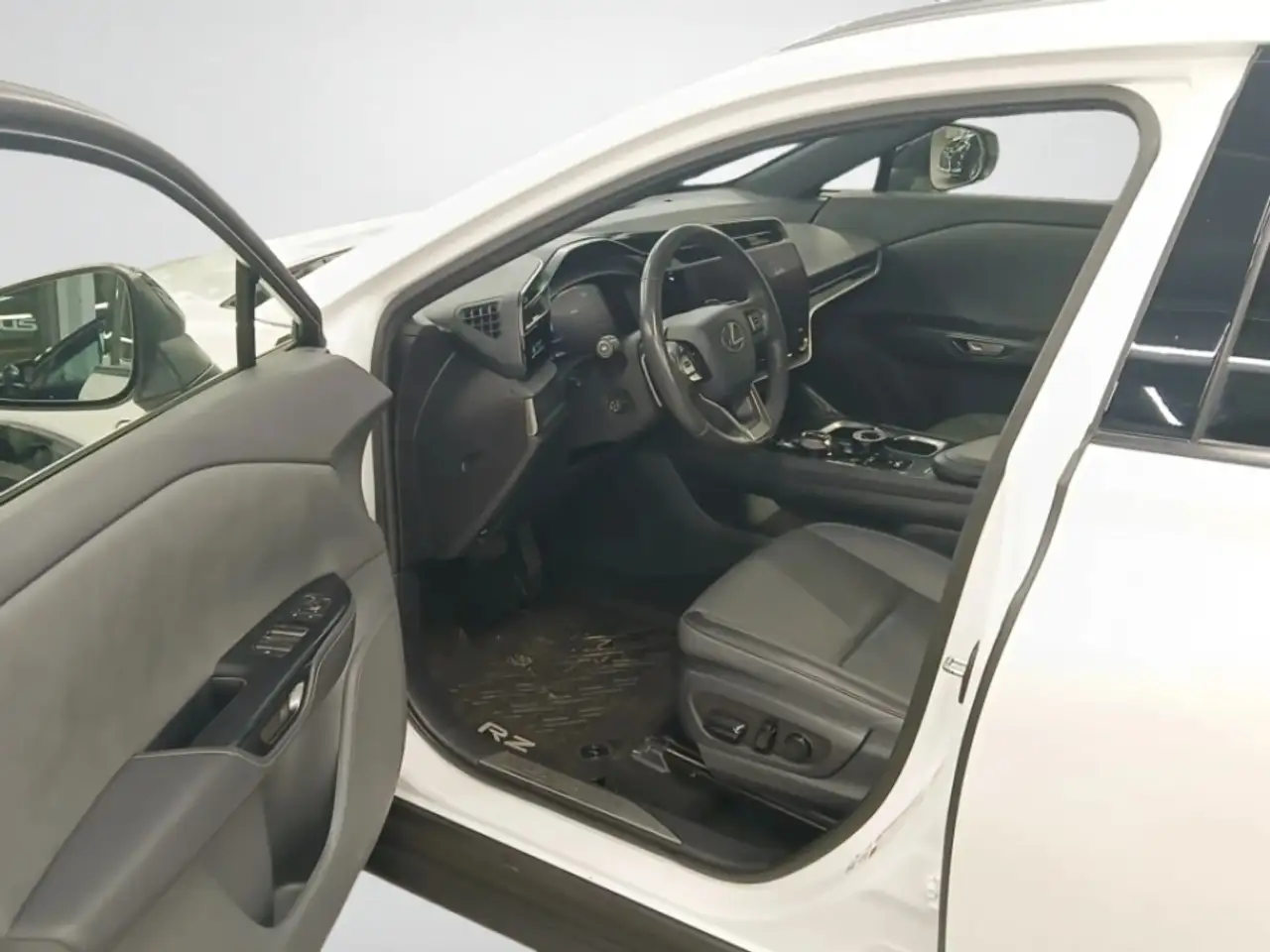 Lexus RZ снимка Lexus RZ