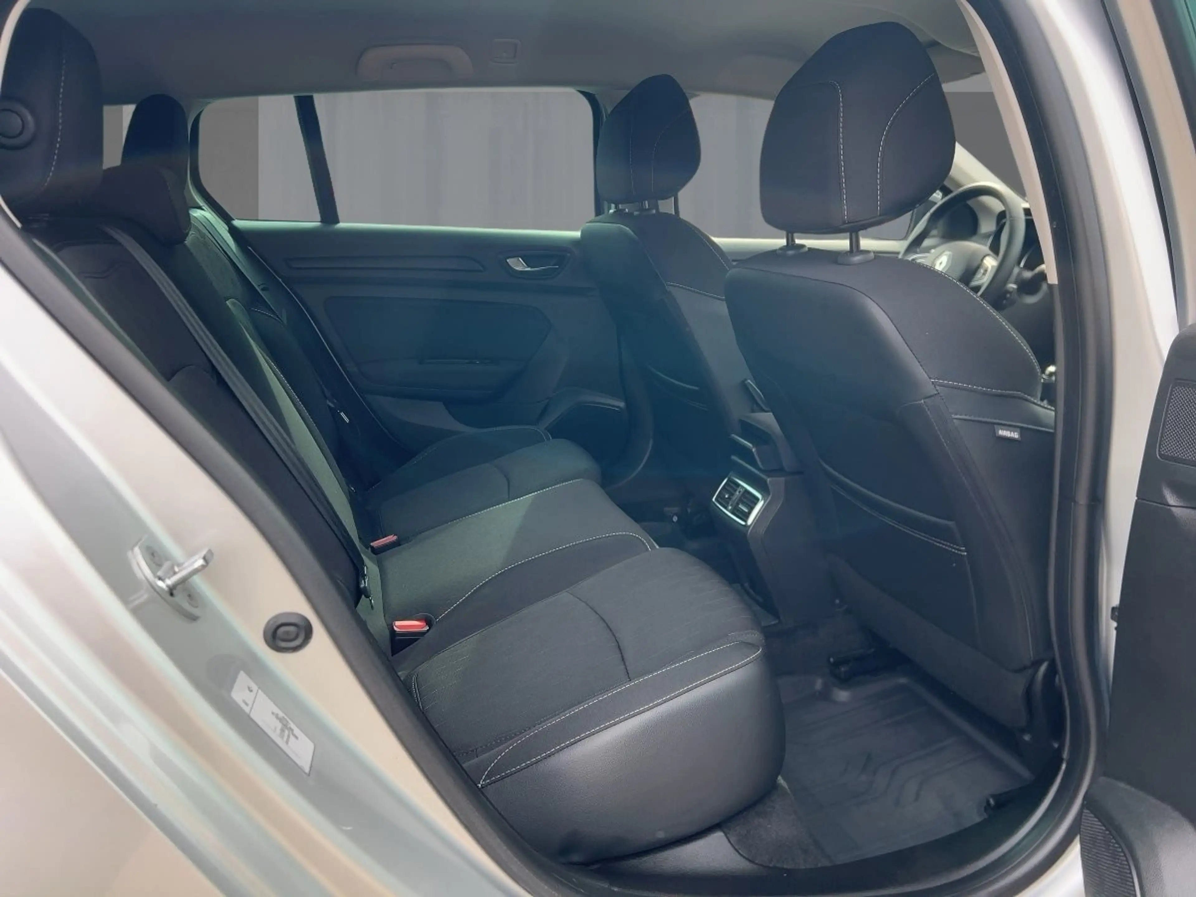 Renault Megane Grandtour LIMITED Deluxe TCe 140 GPF SHZ BT — photo 9