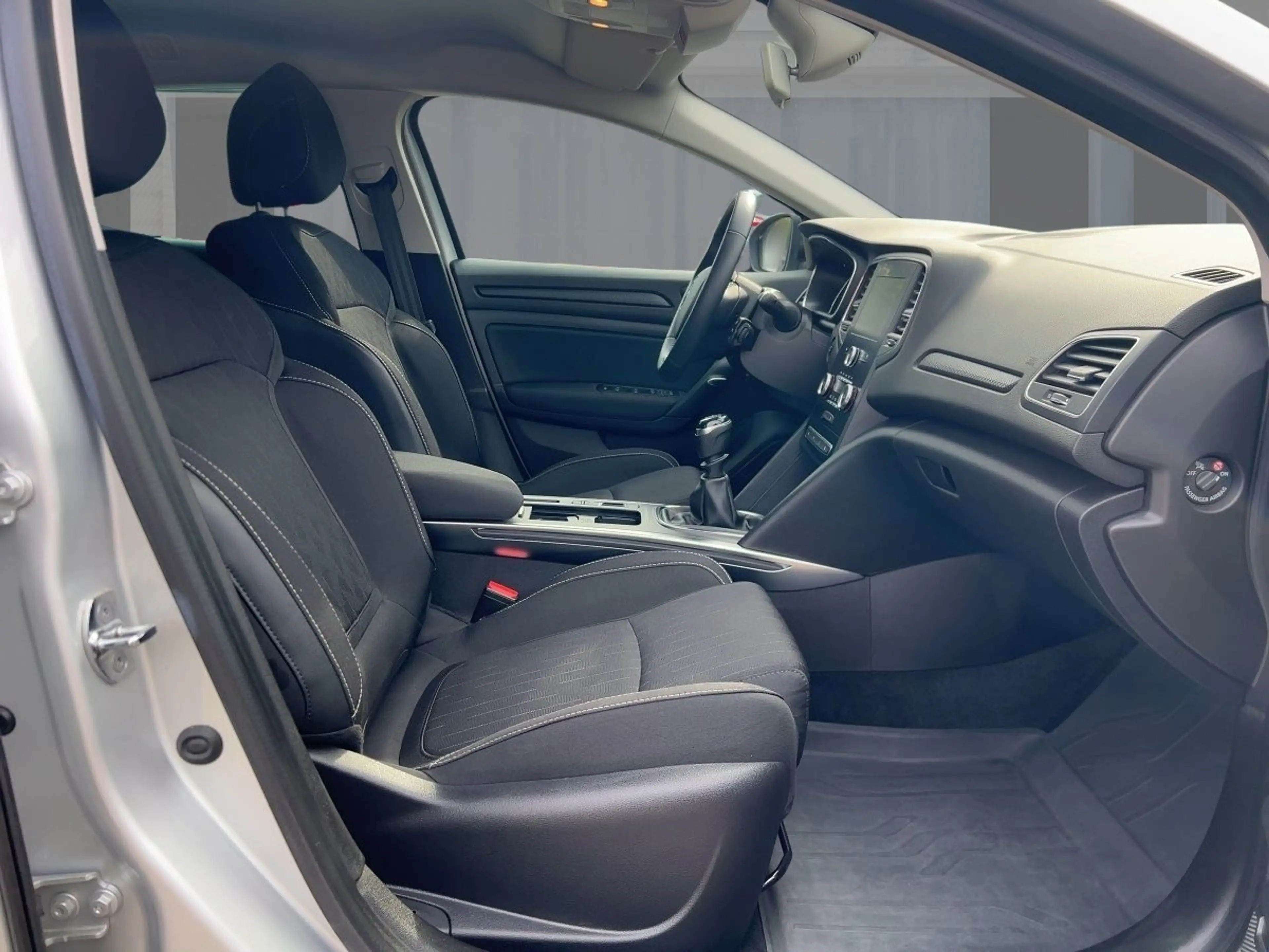 Renault Megane Grandtour LIMITED Deluxe TCe 140 GPF SHZ BT — photo 8