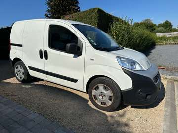Airco, parkeersensoren, schuifdeur, multimedia,…