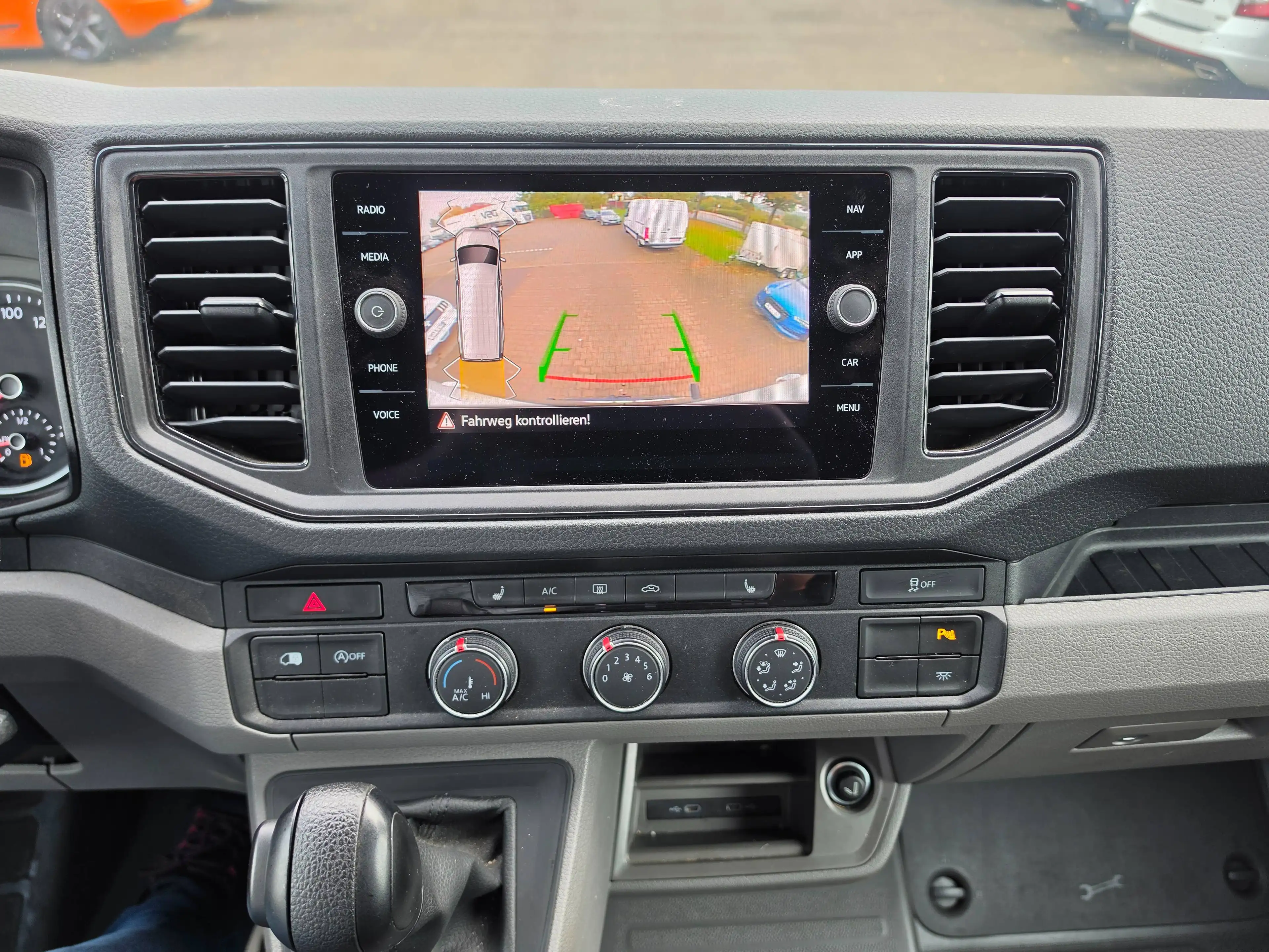 Volkswagen Crafter 35 mittellang Hochdach L2/H2 FWD Automatik Navi/Kamera — photo 12