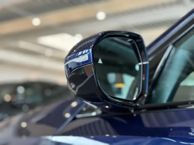 BMW 5 Series view 14