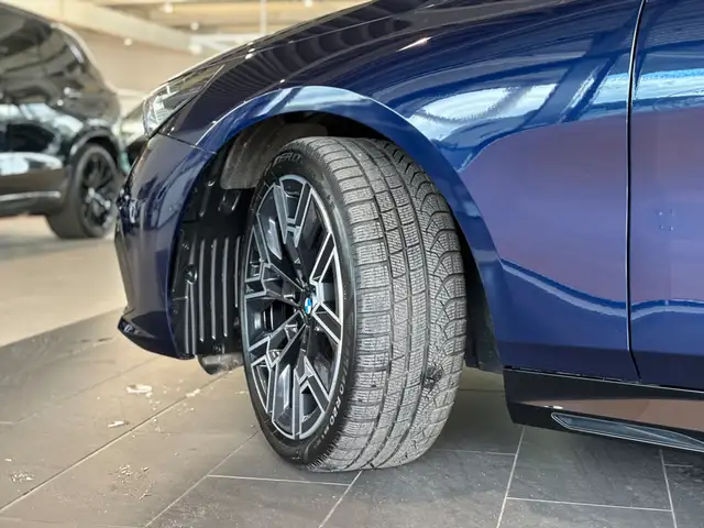 BMW 5 Series view 5
