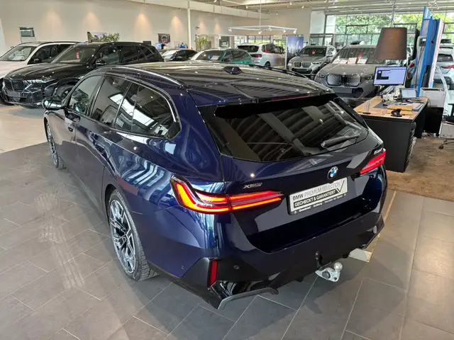 BMW 5 Series view 9