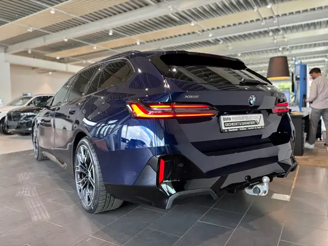 BMW 5 Series view 8