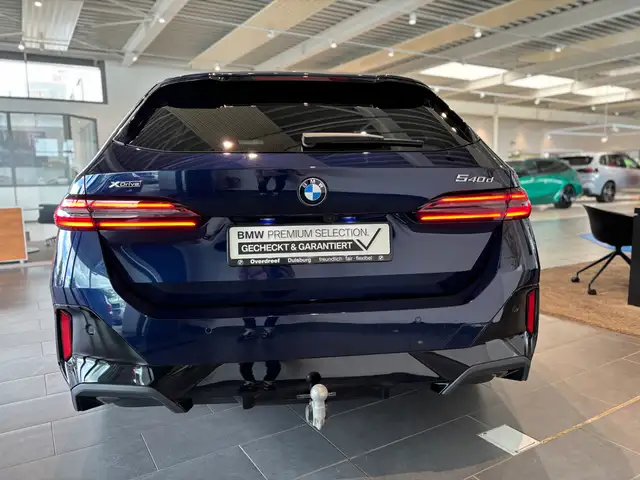 BMW 5 Series view 10