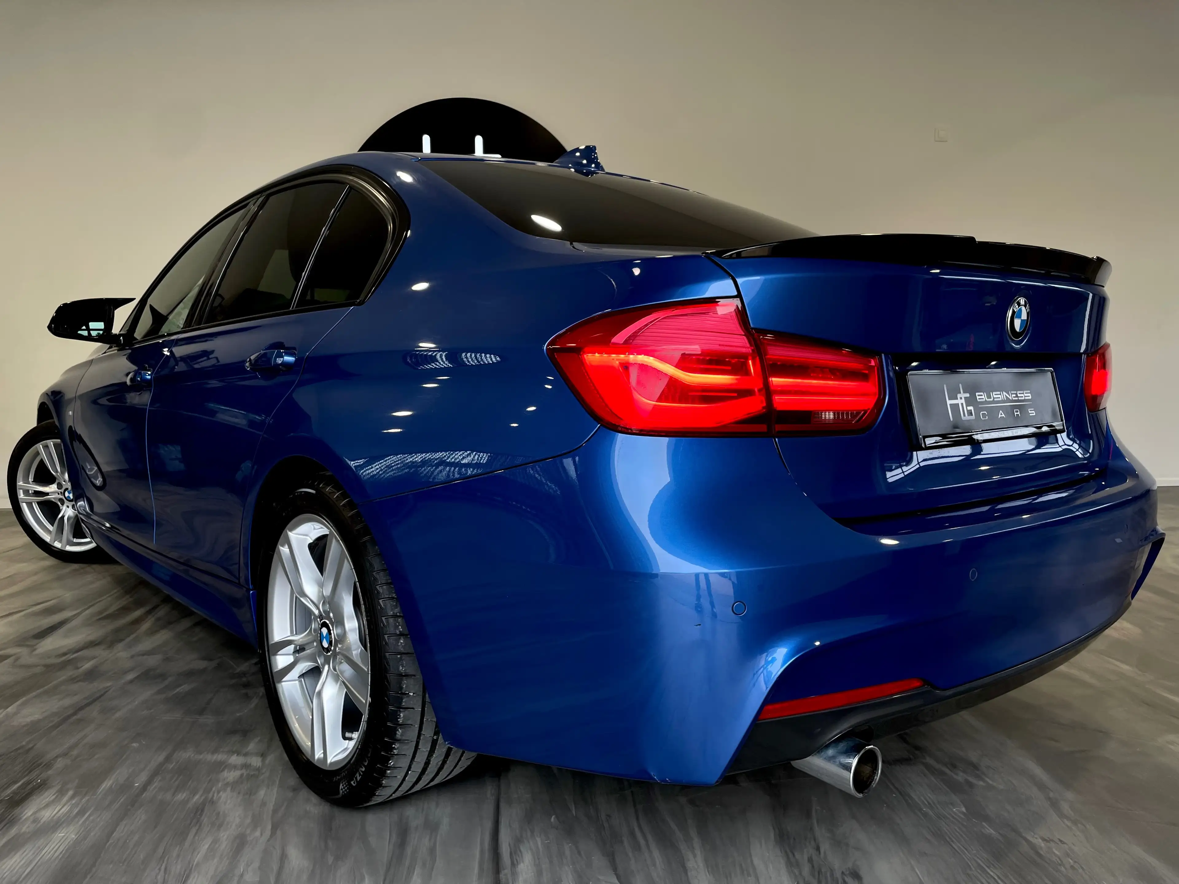 BMW 318 iA/ PACK M/ SHADOW LINE/ APPLE CARPLAY/ FULL LED/ CUIR/ CLIM — photo 4