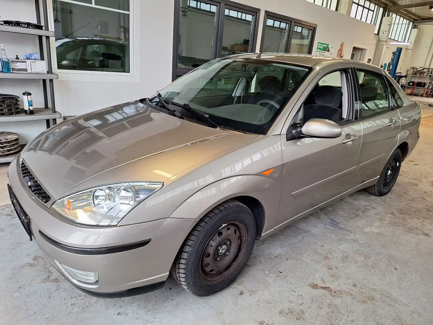 Ford Focus 1.6 Ghia  wenig Kilometer Grau - 1