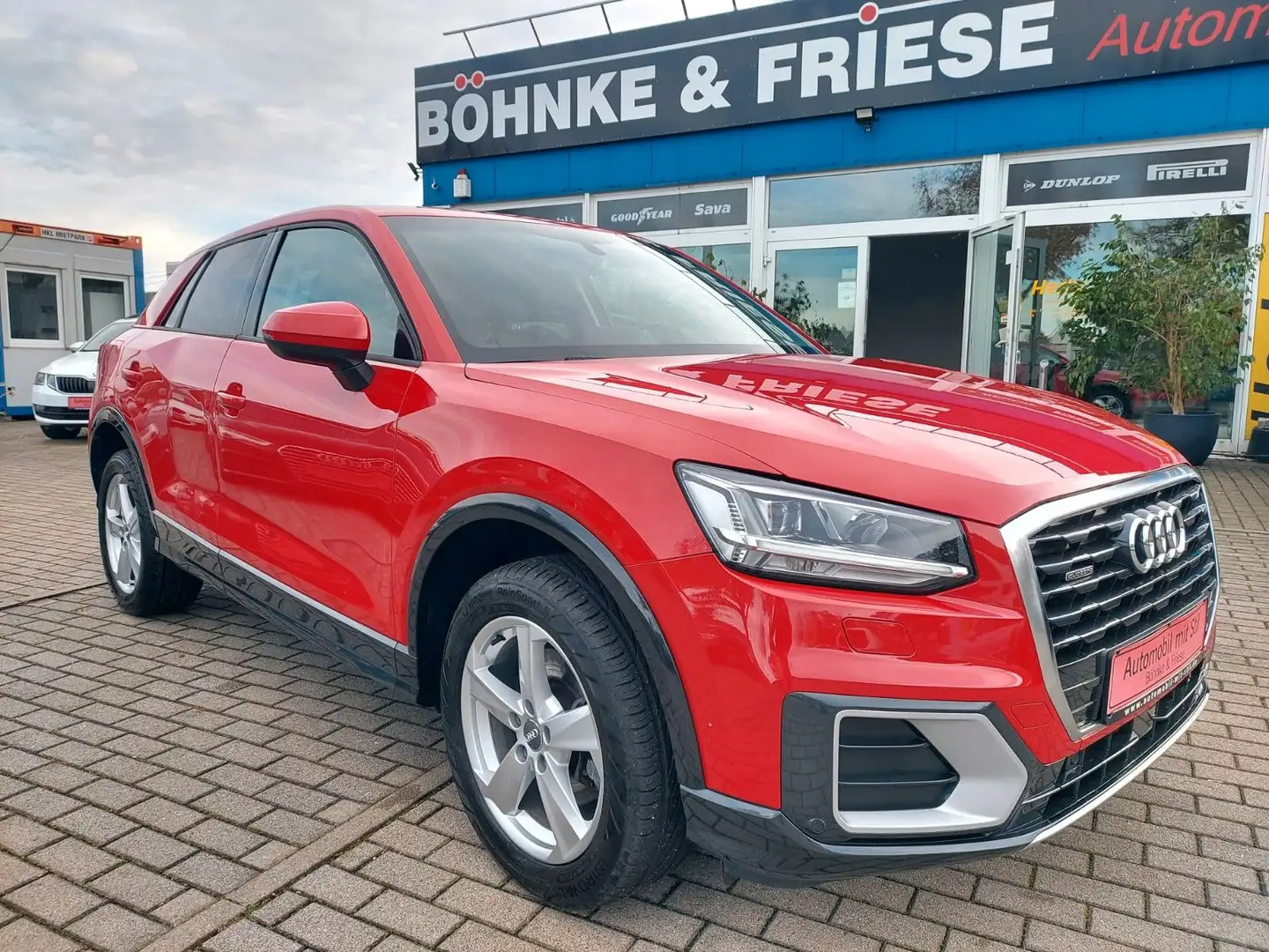 Audi Q2 40 TFSI quattro sport LED Leder Kamera AHK Rot - 1