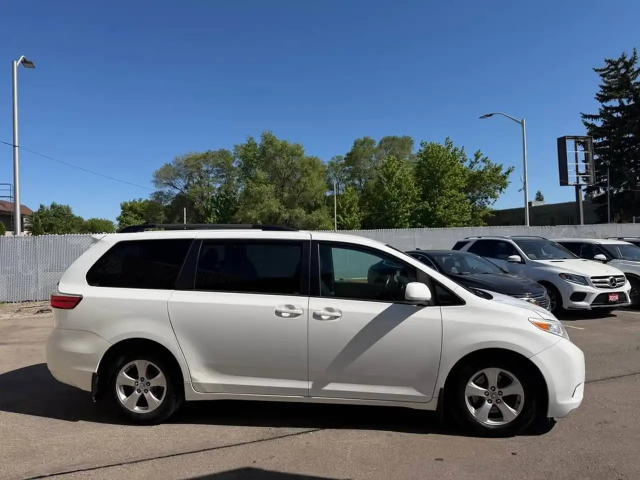 Toyota Sienna photo Toyota Sienna