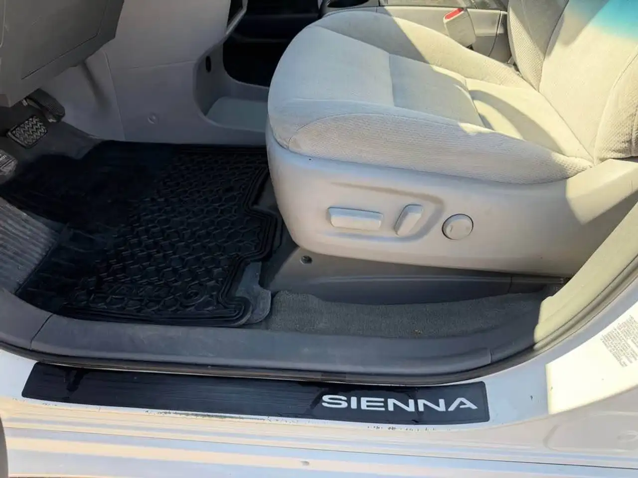 Toyota Sienna photo Toyota Sienna